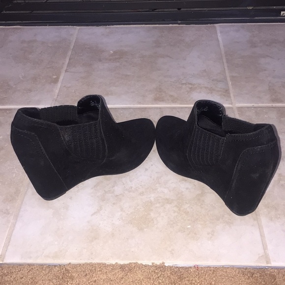 Shoes - Picture 3 of 4